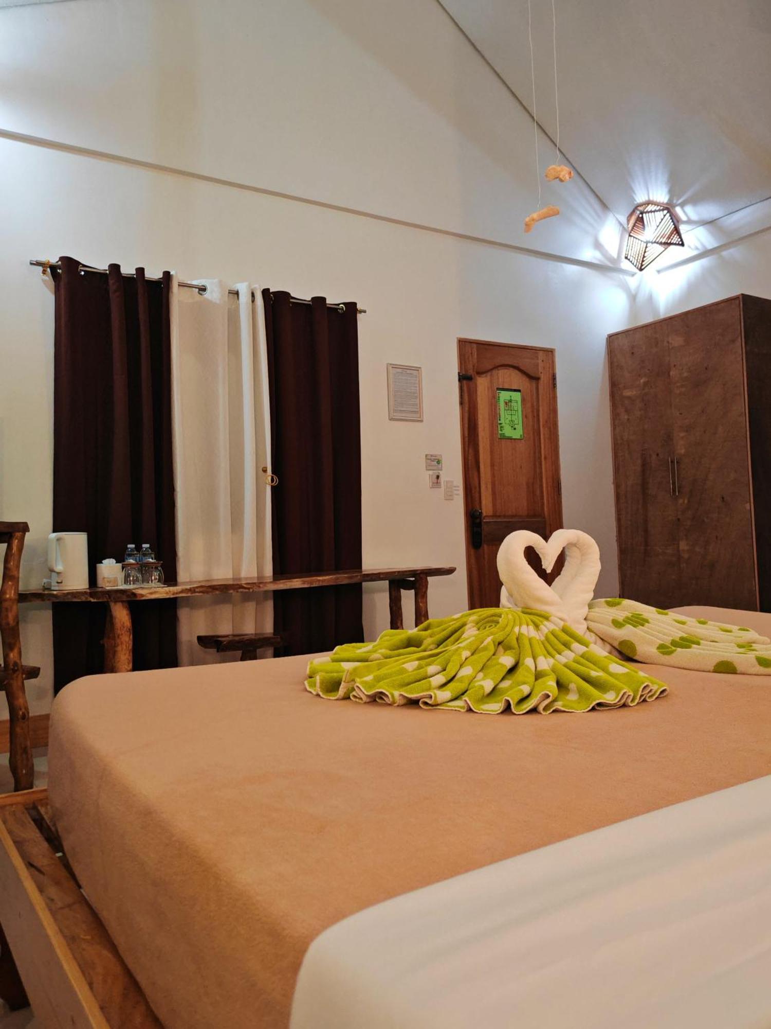 Cocoloco Beach Resort Manoc-Manoc Bagian luar foto