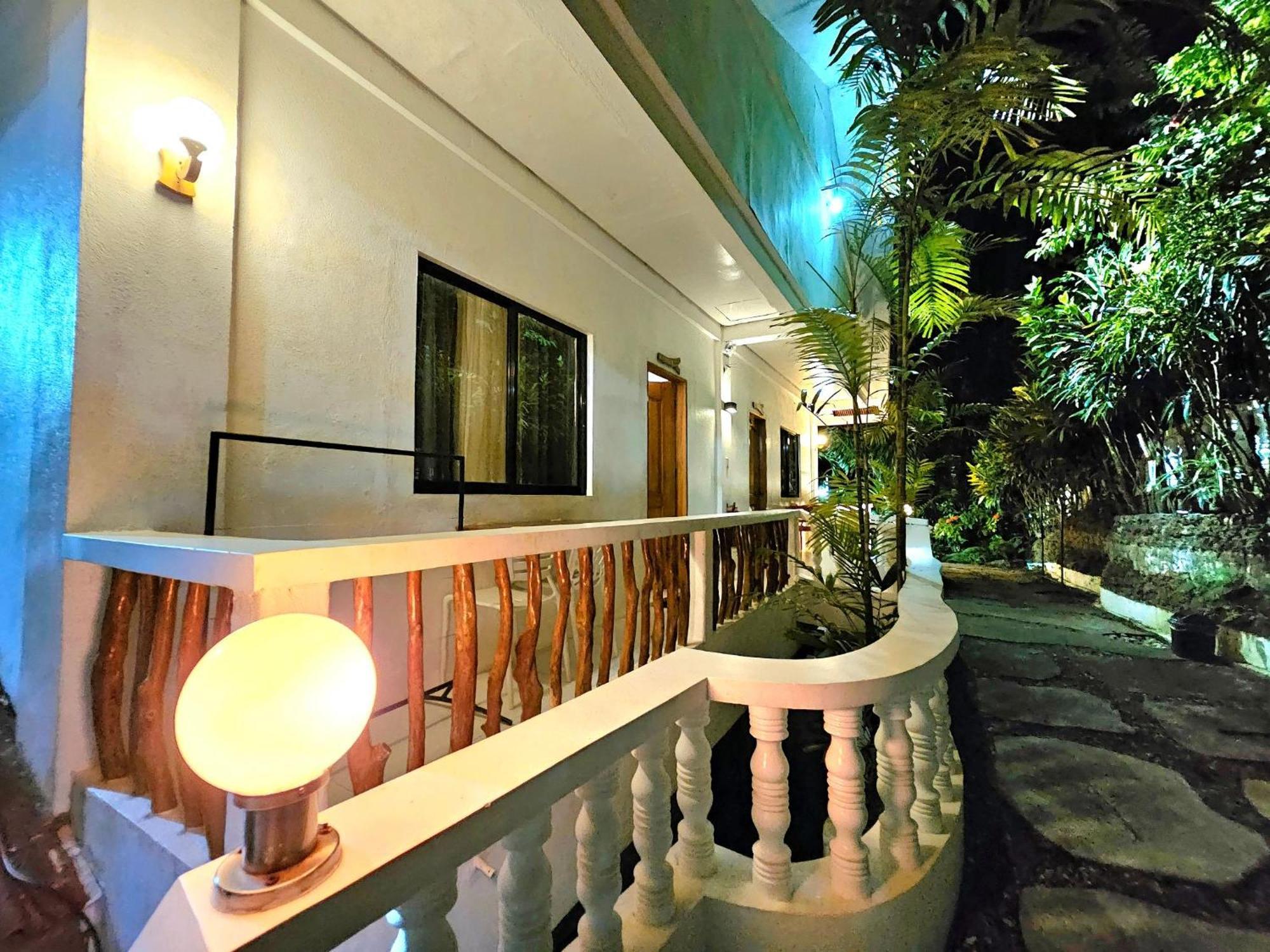 Cocoloco Beach Resort Manoc-Manoc Bagian luar foto