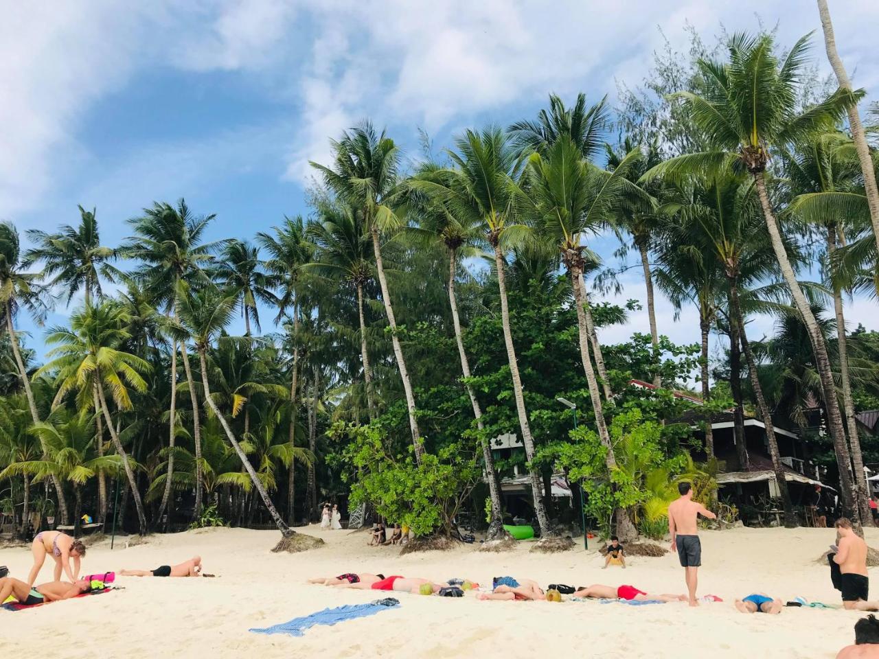 Cocoloco Beach Resort Manoc-Manoc Bagian luar foto