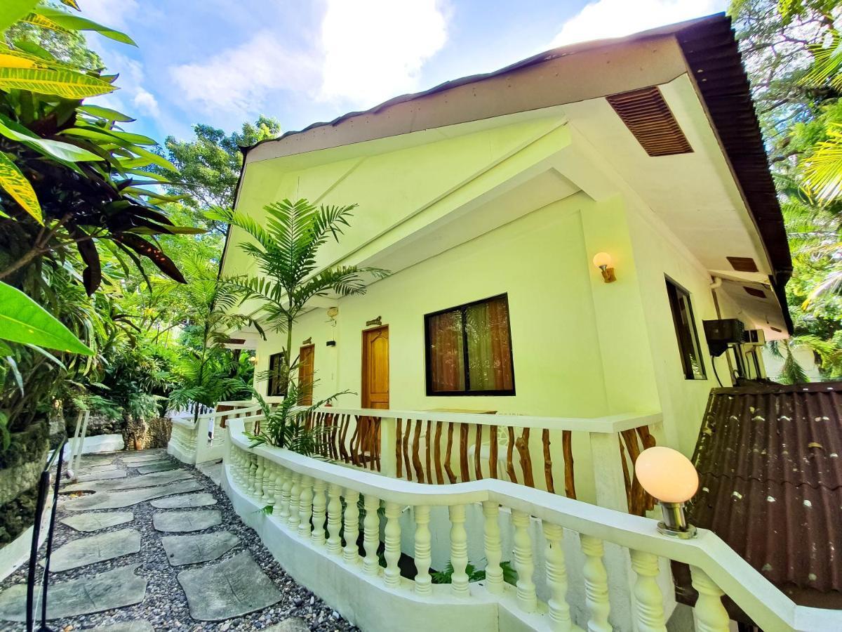 Cocoloco Beach Resort Manoc-Manoc Bagian luar foto