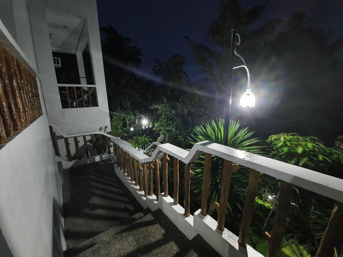 Cocoloco Beach Resort Manoc-Manoc Bagian luar foto