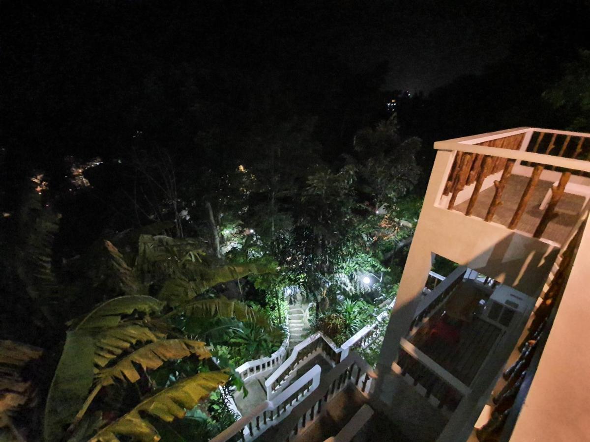 Cocoloco Beach Resort Manoc-Manoc Bagian luar foto