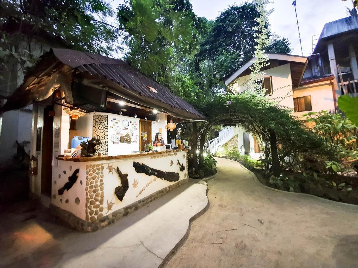 Cocoloco Beach Resort Manoc-Manoc Bagian luar foto