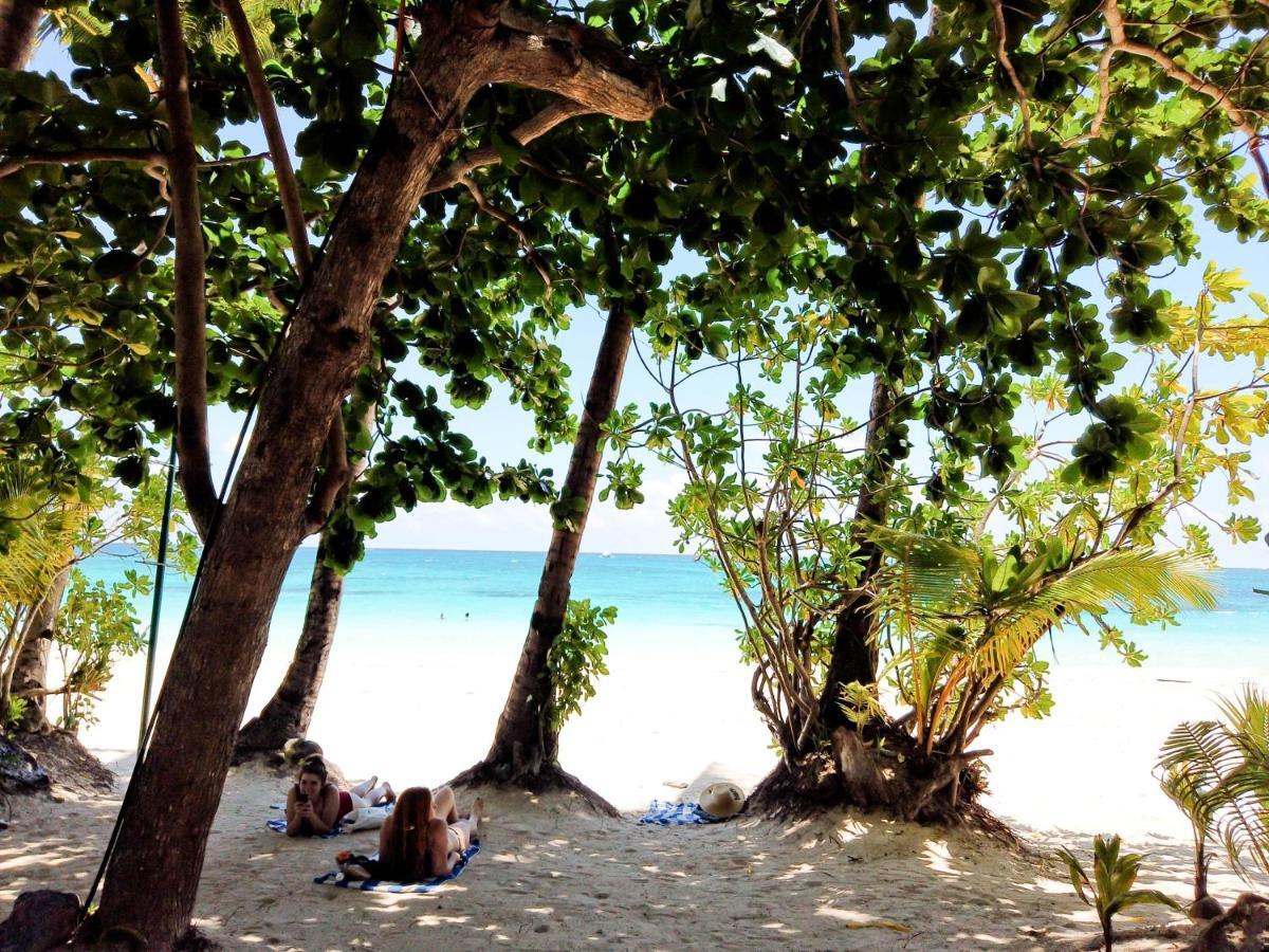 Cocoloco Beach Resort Manoc-Manoc Bagian luar foto