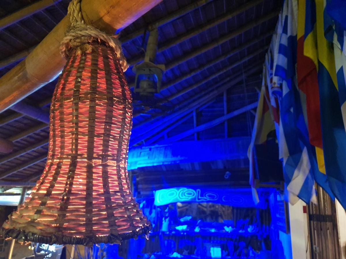 Cocoloco Beach Resort Manoc-Manoc Bagian luar foto