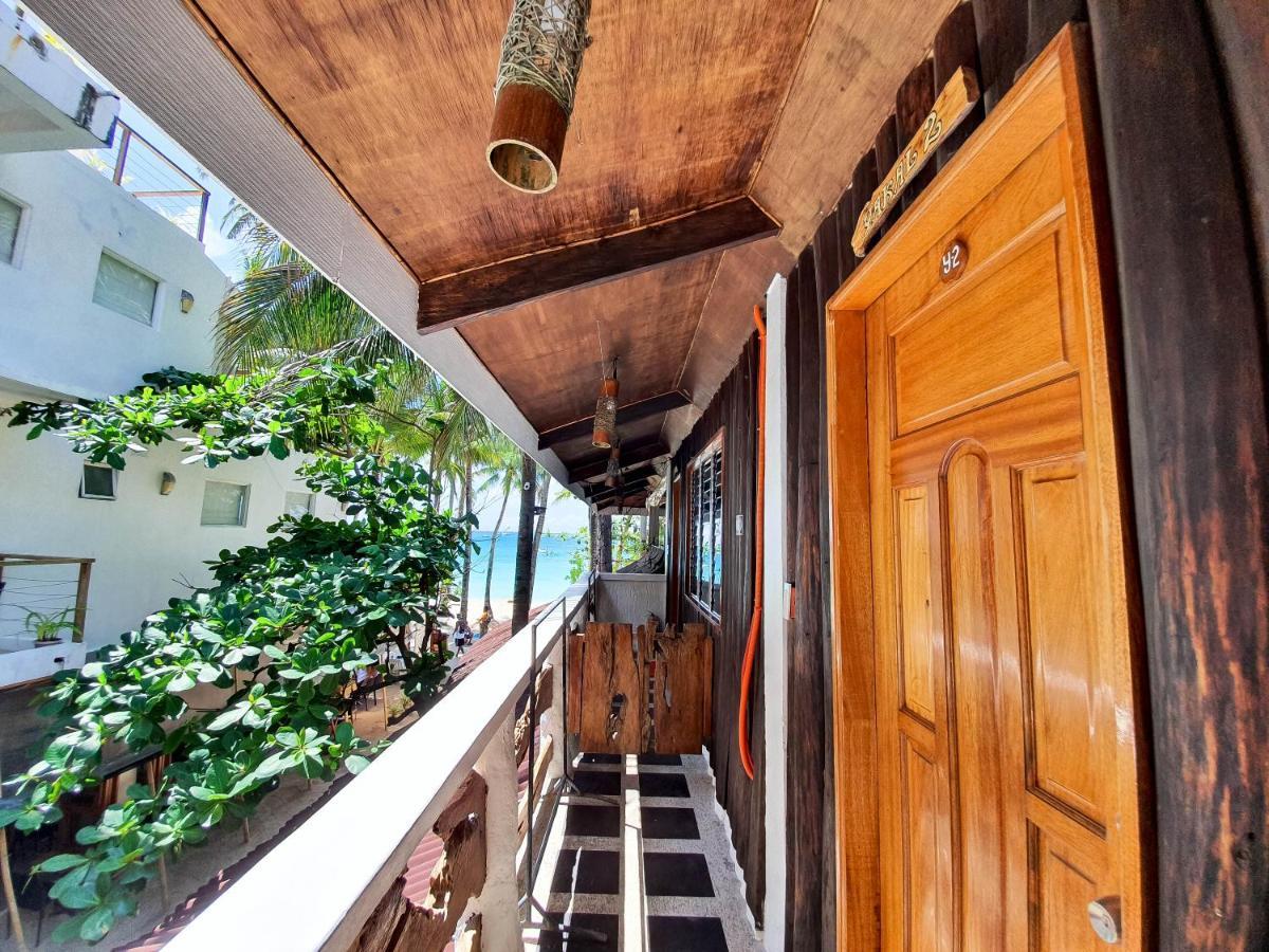 Cocoloco Beach Resort Manoc-Manoc Bagian luar foto