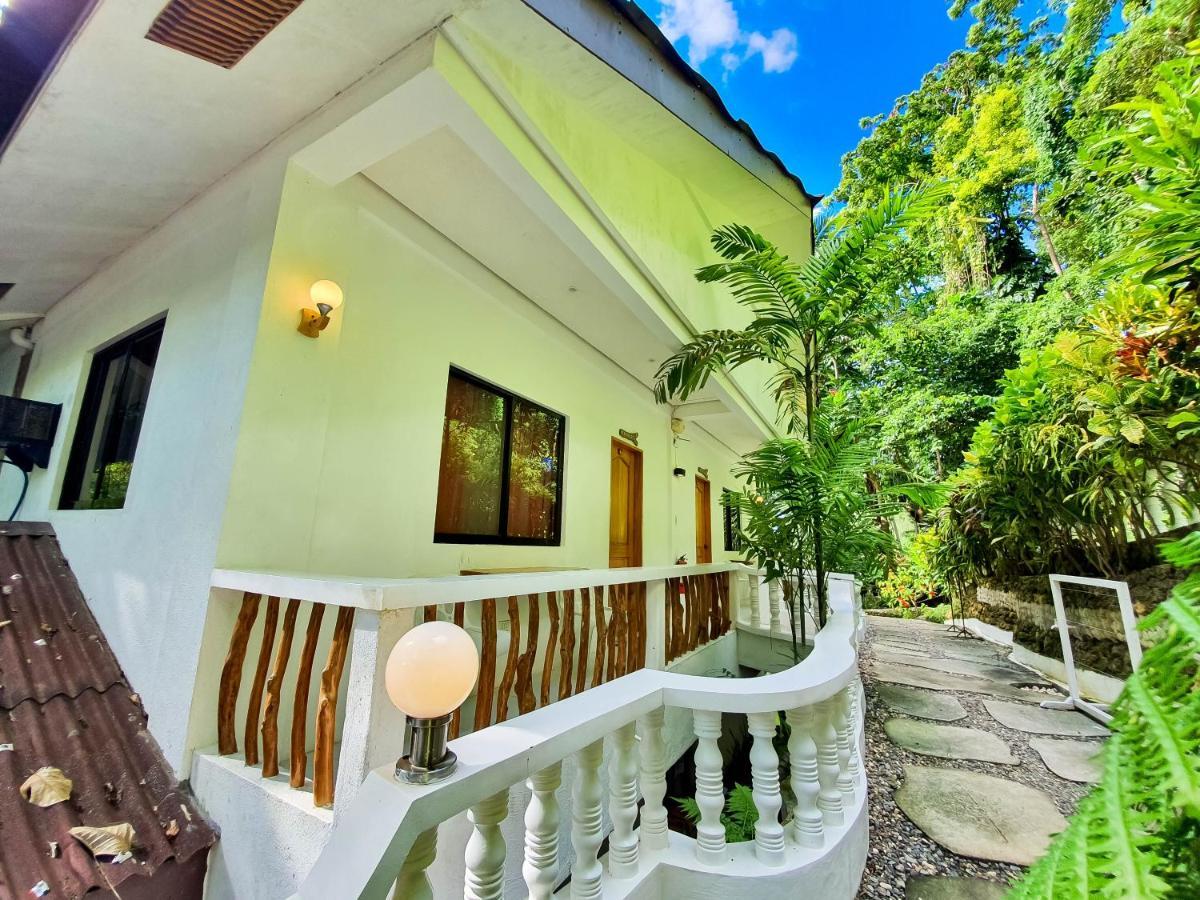 Cocoloco Beach Resort Manoc-Manoc Bagian luar foto