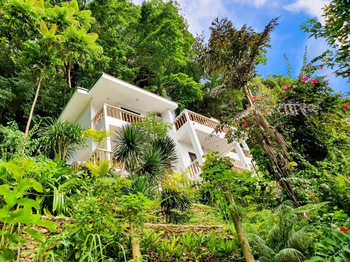 Cocoloco Beach Resort Manoc-Manoc Bagian luar foto